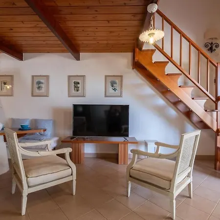 Villa House, Just 1 Minute From The Porto Pino