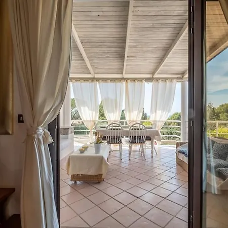 Villa House, Just 1 Minute From The Porto Pino